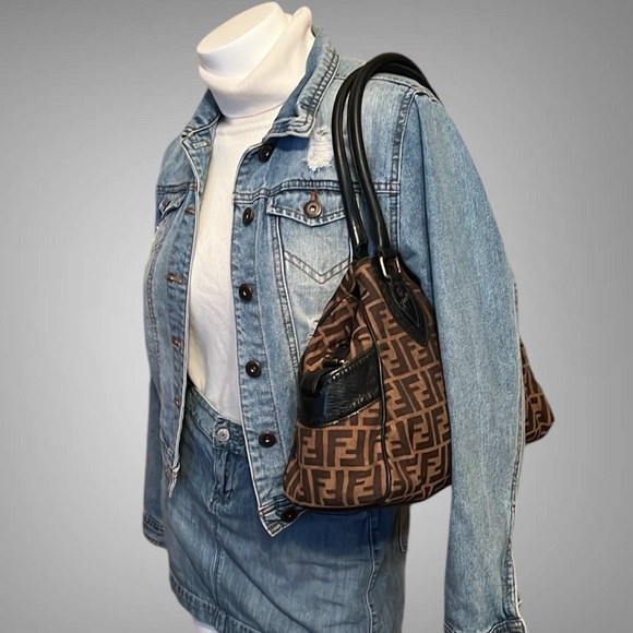 A161 - 💯% authentic Fendi shoulder bag - Picture 2 of 16